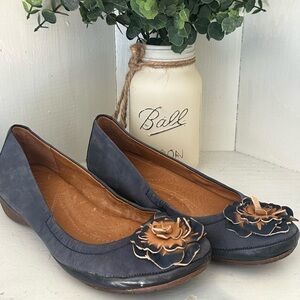 Women’s Naya  leather flat size 7.5 Narrow